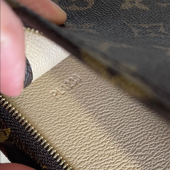 Louis Vuitton Toiletry Pouch 26 - Picture 11 of 12